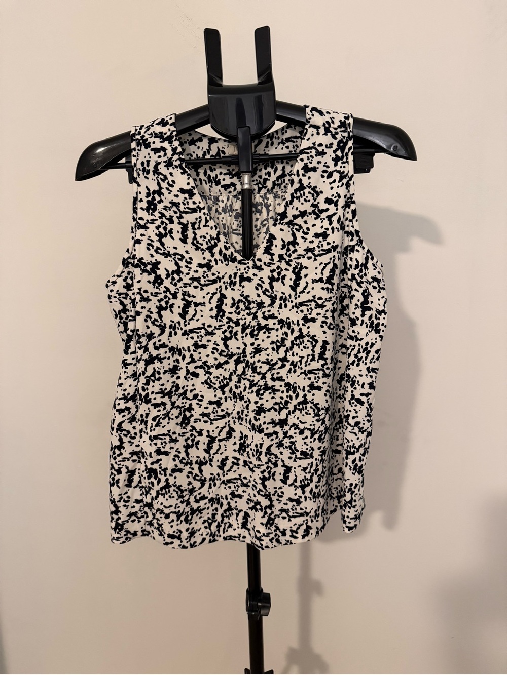 Sleeveless V-Neck Printed Tank Top - Black & White